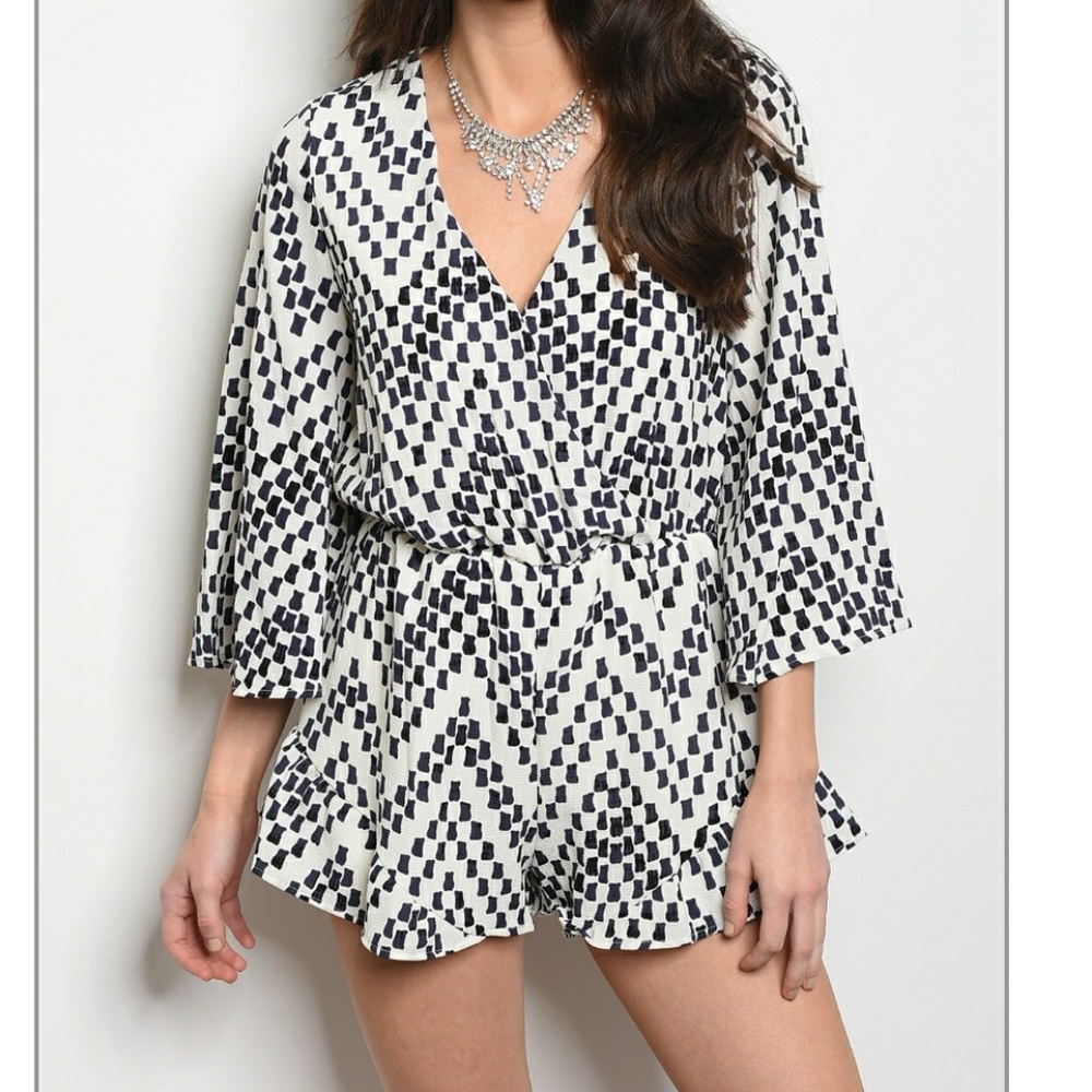 1 sm. Left☄HP☄ off white v-neck long sleeve romper - Picture 2 of 3